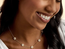 SmileBelle Daisy Pearl Necklace, Dainty Pearl Choker Necklace for Women as Flower Necklace Gift, 14K Gold Plated Stainless Steel Gold Necklaces as Birthday Gifts for Her Daisy Costume Gift